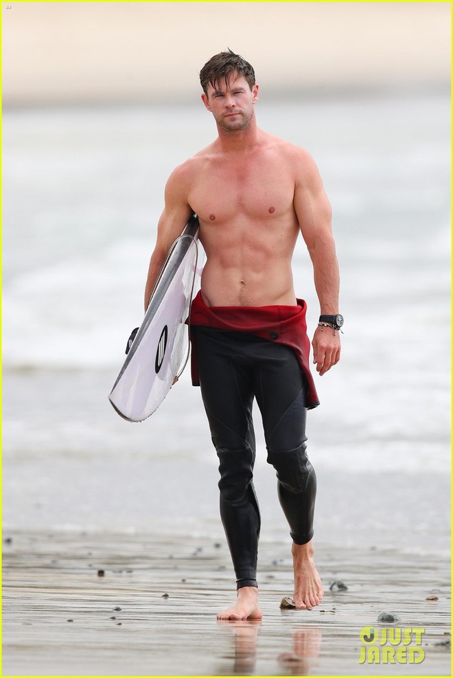 Thor Chris Hemsworth khoe body đẹp xuất sắc như một vị thần, kh&oacute;a m&ocirc;i b&agrave; x&atilde; cũng cực n&oacute;ng bỏng - Ảnh 6.