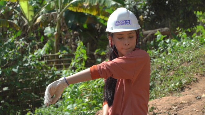 Hoa hậu Tiểu Vy để mặt mộc, ướt đẫm mồ hôi vì đẩy xe đất, đào giếng cho bà con Bản Nịu - Ảnh 3.