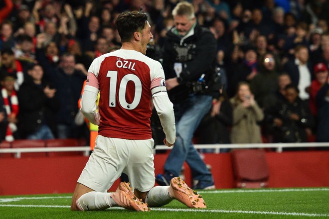 Oezil rực sáng, Arsenal phối hợp ghi bàn như trong game, như hack khiến đội bạn ôm hận - Ảnh 6.