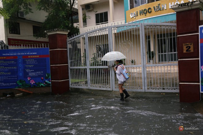 Học sinh Sài Gòn gồng mình lội nước về nhà vì đường biến thành sông sau mưa - Ảnh 11.