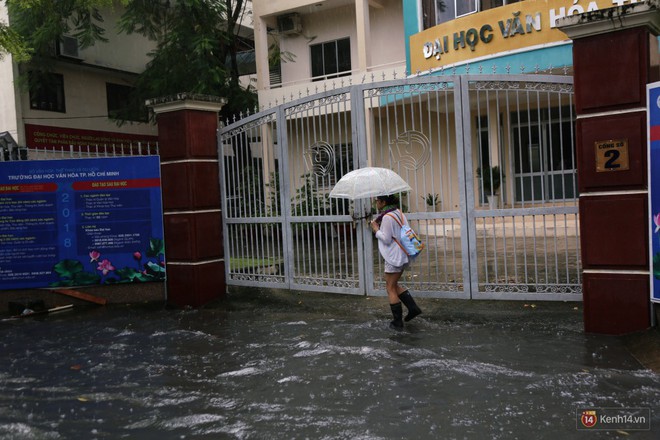 Học sinh Sài Gòn gồng mình lội nước về nhà vì đường biến thành sông sau mưa - Ảnh 11. Học sinh Sài Gòn gồng mình lội nước về nhà vì đường biến thành sông sau mưa - Ảnh 11.
