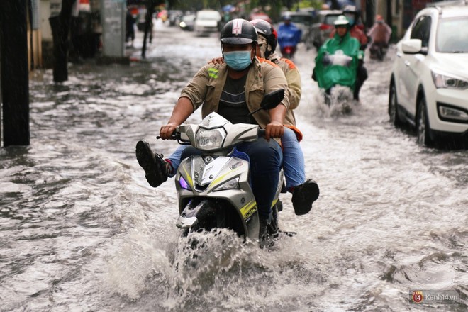 Học sinh Sài Gòn gồng mình lội nước về nhà vì đường biến thành sông sau mưa - Ảnh 3.