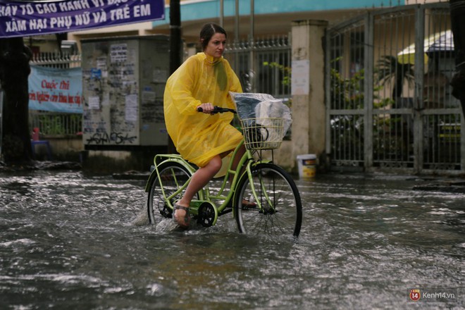Học sinh Sài Gòn gồng mình lội nước về nhà vì đường biến thành sông sau mưa - Ảnh 10.
