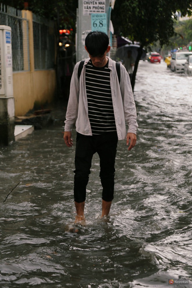 Học sinh Sài Gòn gồng mình lội nước về nhà vì đường biến thành sông sau mưa - Ảnh 12.