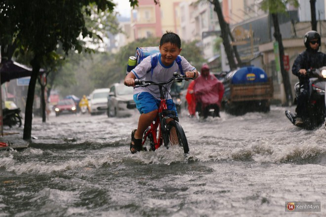 Học sinh Sài Gòn gồng mình lội nước về nhà vì đường biến thành sông sau mưa - Ảnh 7.