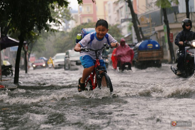 Học sinh Sài Gòn gồng mình lội nước về nhà vì đường biến thành sông sau mưa - Ảnh 7. Học sinh Sài Gòn gồng mình lội nước về nhà vì đường biến thành sông sau mưa - Ảnh 7.