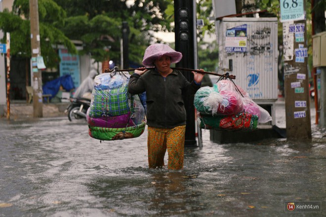 Học sinh Sài Gòn gồng mình lội nước về nhà vì đường biến thành sông sau mưa - Ảnh 15.