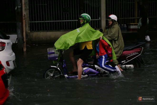 Học sinh Sài Gòn gồng mình lội nước về nhà vì đường biến thành sông sau mưa - Ảnh 8.