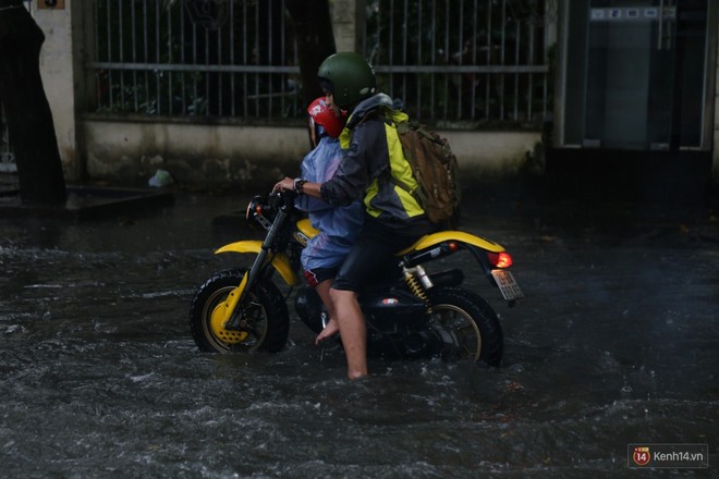 Học sinh Sài Gòn gồng mình lội nước về nhà vì đường biến thành sông sau mưa - Ảnh 5.