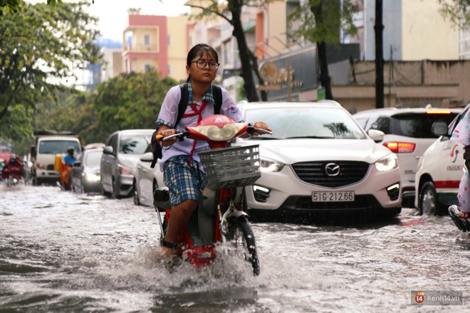 Học sinh Sài Gòn gồng mình lội nước về nhà vì đường biến thành sông sau mưa - Ảnh 6.
