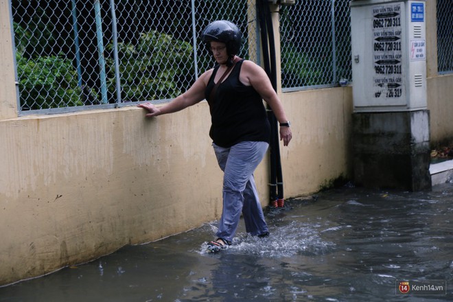 Học sinh Sài Gòn gồng mình lội nước về nhà vì đường biến thành sông sau mưa - Ảnh 14.