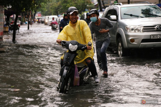 Học sinh Sài Gòn gồng mình lội nước về nhà vì đường biến thành sông sau mưa - Ảnh 4.