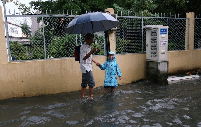 Học sinh Sài Gòn gồng mình lội nước về nhà vì đường biến thành sông sau mưa - Ảnh 13.