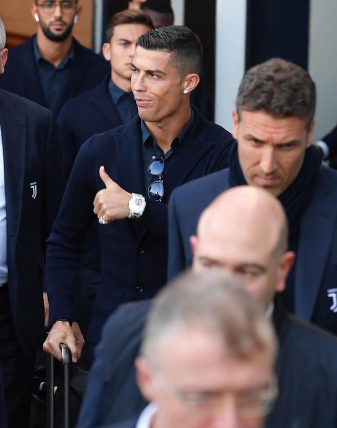 Ronaldo diện đồ bảnh bao chuẩn soái ca Italy, đeo đồng hồ 56 tỷ đồng trong ngày chuẩn bị tương tàn với đội bóng cũ MU - Ảnh 2.