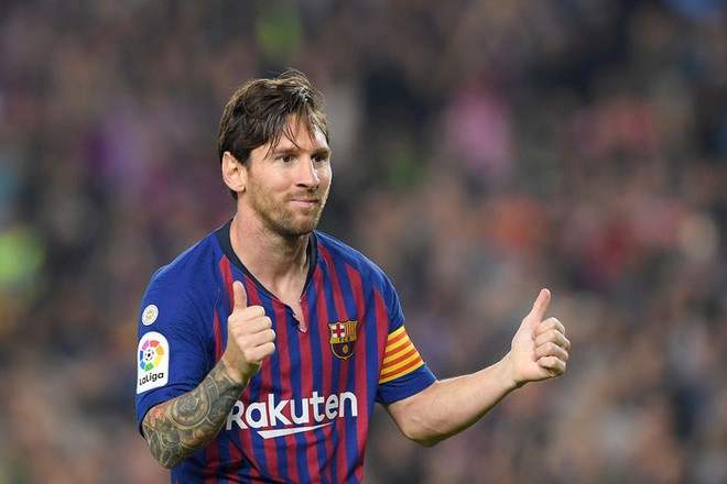 Messi đi dạo phố cùng vợ đẹp với cánh tay phải bó bột - Ảnh 7.