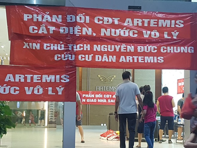 Nữ nhân viên chăm sóc khách hàng bị cư dân chung cư cao cấp chặn đánh, lăng mạ dưới tầng hầm - Ảnh 3.