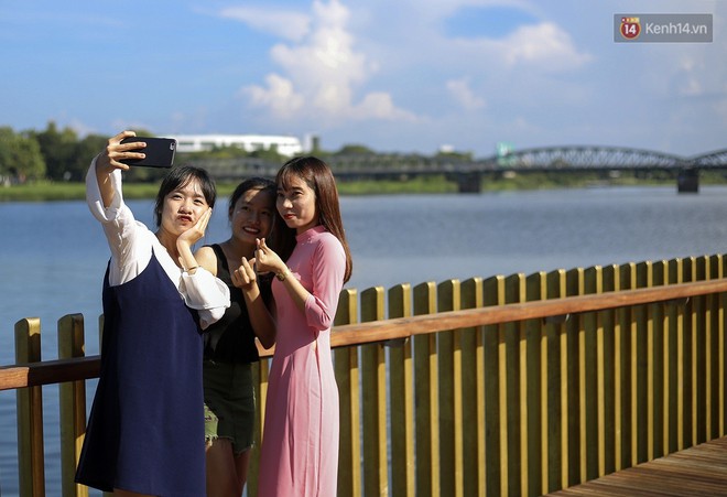Cầu đi bộ lát gỗ lim 64 tỷ trên sông Hương trở thành địa điểm "hot" nhất ở Huế dù chưa khánh thành - Ảnh 16.