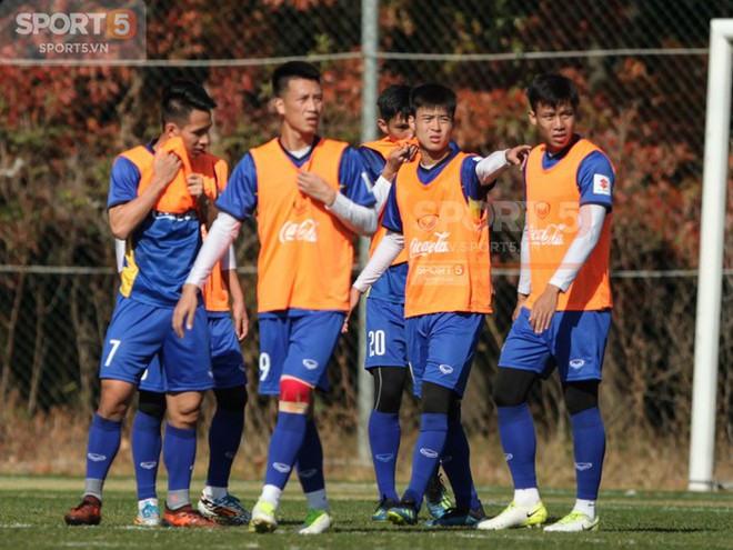 AFF CUP 2018: Văn Toàn ngã dúi dụi vì chạy quá nhanh  - Ảnh 2.