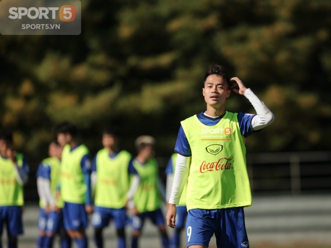 AFF CUP 2018: Văn Toàn ngã dúi dụi vì chạy quá nhanh  - Ảnh 9.