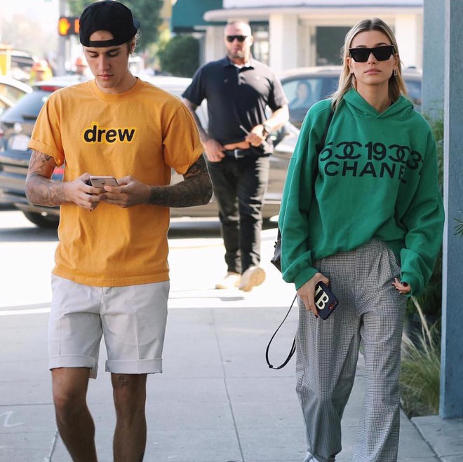 Justin Bieber đ&atilde; trở lại: sạch sẽ, bảnh bao, mỗi tội qu&ecirc;n k&eacute;o kho&aacute; quần - Ảnh 3.