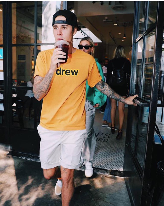 Justin Bieber đ&atilde; trở lại: sạch sẽ, bảnh bao, mỗi tội qu&ecirc;n k&eacute;o kho&aacute; quần - Ảnh 4.