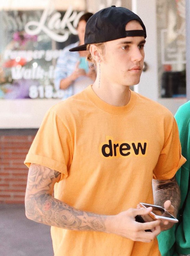 Justin Bieber đ&atilde; trở lại: sạch sẽ, bảnh bao, mỗi tội qu&ecirc;n k&eacute;o kho&aacute; quần - Ảnh 5.