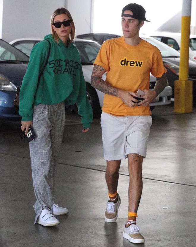 Justin Bieber đ&atilde; trở lại: sạch sẽ, bảnh bao, mỗi tội qu&ecirc;n k&eacute;o kho&aacute; quần - Ảnh 7.