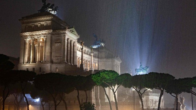 Bạn sẽ không thể tin nổi đây là thành phố Rome chỉ sau một cơn mưa đá và lũ quét - Ảnh 2.
