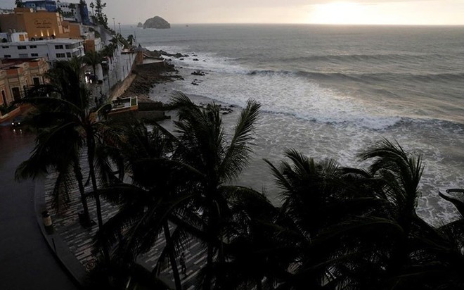 Ảnh: Người Mexico đi tr&aacute;nh b&atilde;o nằm la liệt tại c&aacute;c trung t&acirc;m sơ t&aacute;n - Ảnh 1.