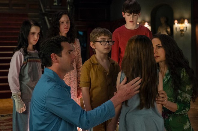 Trải nghiệm qu&aacute; kinh khủng, d&agrave;n diễn vi&ecirc;n The Haunting of Hill House, kẻ kh&ocirc;ng thể ngủ, người cảm thấy ph&aacute;t đi&ecirc;n sau khi đ&oacute;ng phim - Ảnh 3.
