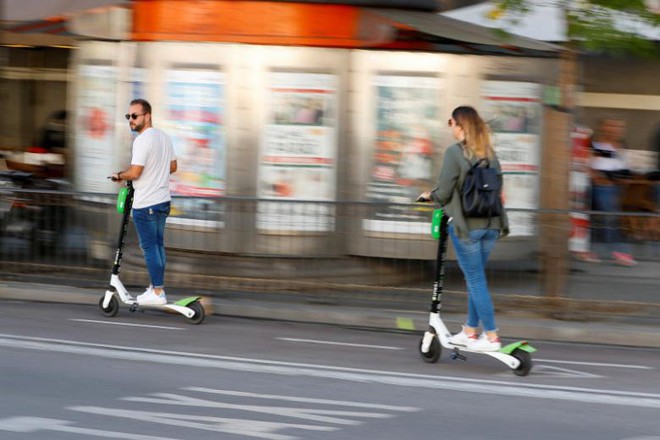 Tây Ban Nha cấm xe scooter điện đi trên vỉa hè - Ảnh 1.