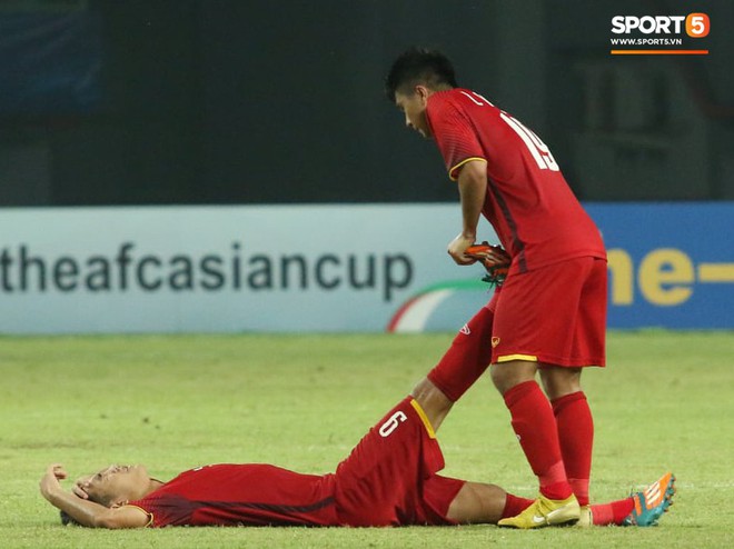 Tuyển thủ U19 Việt Nam lo lắng k&ecirc;u cứu khi thấy đồng đội gục tr&ecirc;n s&acirc;n sau trận thua U19 H&agrave;n Quốc - Ảnh 1.