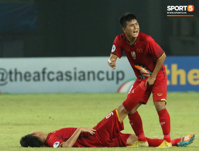 Tuyển thủ U19 Việt Nam lo lắng k&ecirc;u cứu khi thấy đồng đội gục tr&ecirc;n s&acirc;n sau trận thua U19 H&agrave;n Quốc - Ảnh 2.