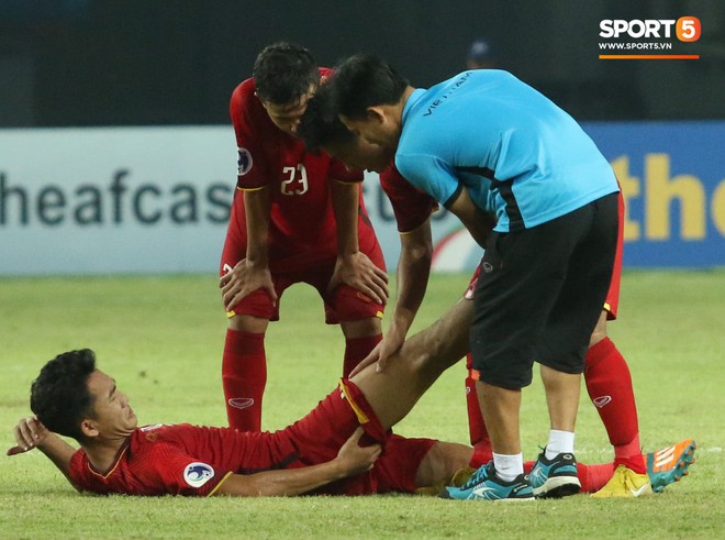 Tuyển thủ U19 Việt Nam lo lắng k&ecirc;u cứu khi thấy đồng đội gục tr&ecirc;n s&acirc;n sau trận thua U19 H&agrave;n Quốc - Ảnh 3.
