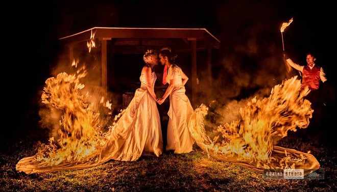 Cặp đồng tính nữ nổi lửa đốt váy cưới trong hôn lễ, cư dân mạng kẻ khen đẹp người nóng bừng bừng chỉ trích - Ảnh 4.