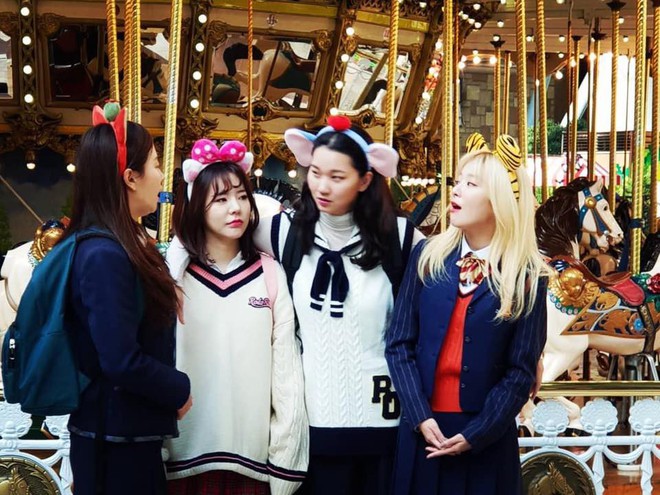 Sunny (SNSD) lộ l&agrave;n da lấm tấm mụn, đọ độ trẻ trung kh&ocirc;ng tuổi c&ugrave;ng Song Ji Hyo trong show mới - Ảnh 3.