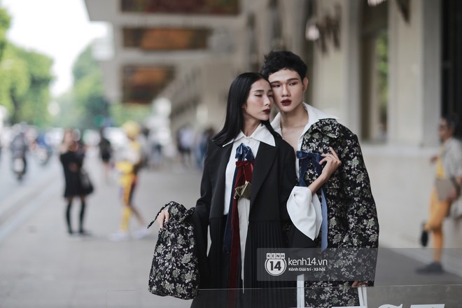 Street style VIFW ngày 3: Áo mưa, khăn quàng đỏ được các bạn trẻ trưng dụng, có người còn khiến bạn nghĩ đến Diên Hi Công Lược - Ảnh 5.