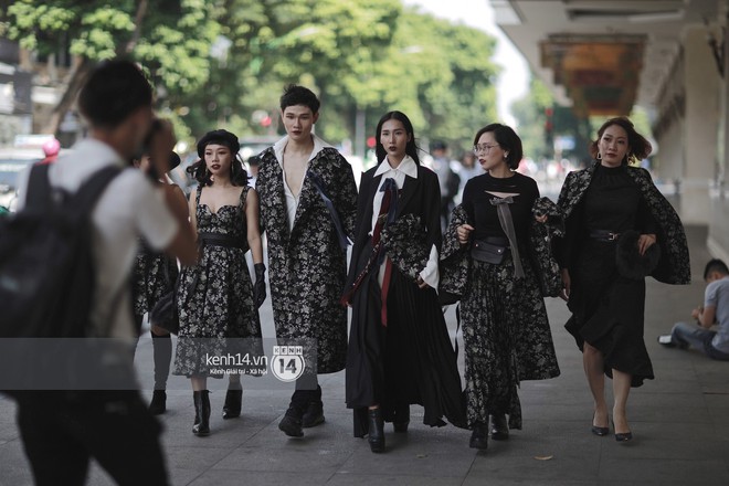 Street style VIFW ngày 3: Áo mưa, khăn quàng đỏ được các bạn trẻ trưng dụng, có người còn khiến bạn nghĩ đến Diên Hi Công Lược - Ảnh 4.