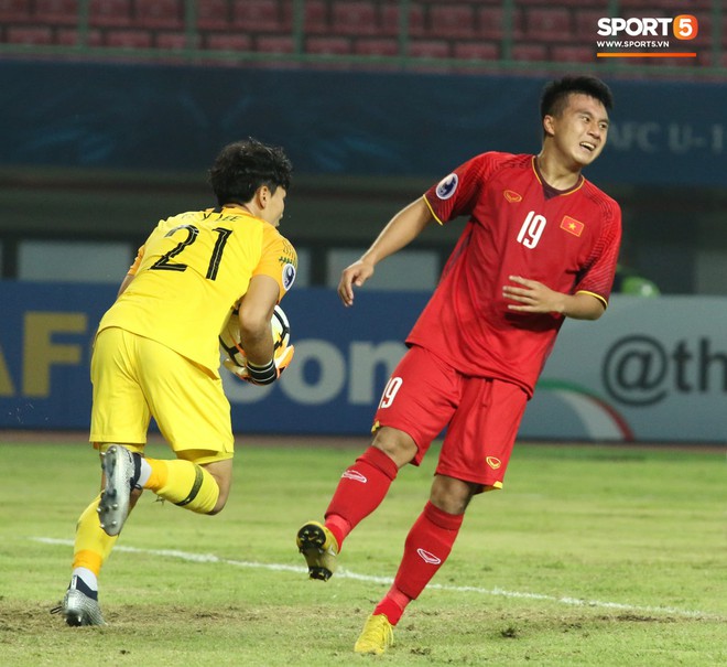 Tuyển thủ U19 Việt Nam lo lắng k&ecirc;u cứu khi thấy đồng đội gục tr&ecirc;n s&acirc;n sau trận thua U19 H&agrave;n Quốc - Ảnh 6.