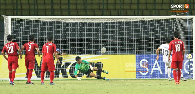 Tuyển thủ U19 Việt Nam lo lắng k&ecirc;u cứu khi thấy đồng đội gục tr&ecirc;n s&acirc;n sau trận thua U19 H&agrave;n Quốc - Ảnh 8.