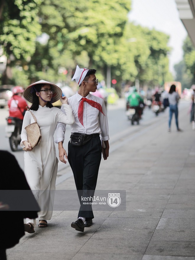 Street style VIFW ngày 3: Áo mưa, khăn quàng đỏ được các bạn trẻ trưng dụng, có người còn khiến bạn nghĩ đến Diên Hi Công Lược - Ảnh 3.