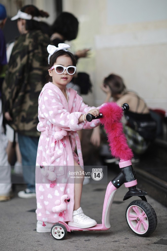 Street style VIFW ngày 3: Áo mưa, khăn quàng đỏ được các bạn trẻ trưng dụng, có người còn khiến bạn nghĩ đến Diên Hi Công Lược - Ảnh 16.