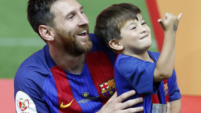 Messi b&oacute; bột tay phải, được cậu con trai cả mang thần th&aacute;i vạn người m&ecirc; hộ tống tới xem Barca thi đấu - Ảnh 6.