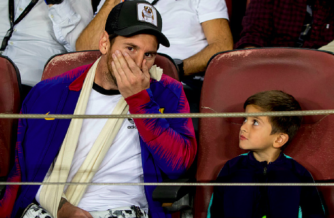 Messi bó bột tay phải, được cậu con trai cả mang thần thái vạn người mê hộ tống tới xem Barca thi đấu - Ảnh 5.