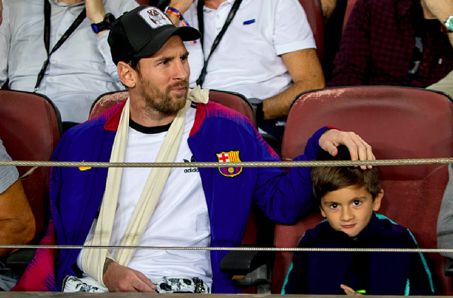 Messi bó bột tay phải, được cậu con trai cả mang thần thái vạn người mê hộ tống tới xem Barca thi đấu - Ảnh 2.