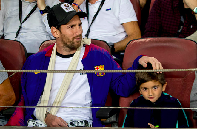Messi b&oacute; bột tay phải, được cậu con trai cả mang thần th&aacute;i vạn người m&ecirc; hộ tống tới xem Barca thi đấu - Ảnh 2.