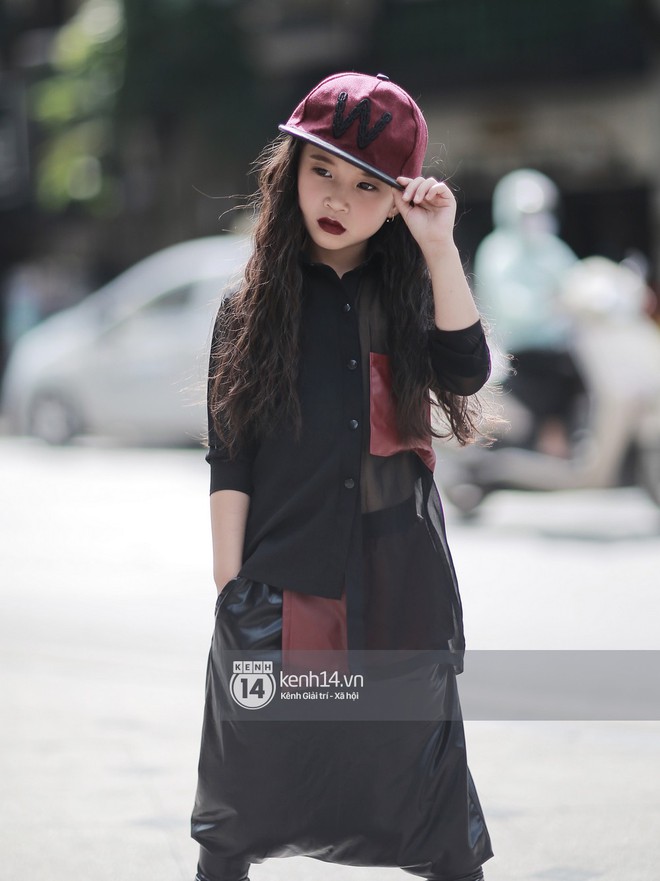 Street style VIFW ngày 3: Áo mưa, khăn quàng đỏ được các bạn trẻ trưng dụng, có người còn khiến bạn nghĩ đến Diên Hi Công Lược - Ảnh 14.