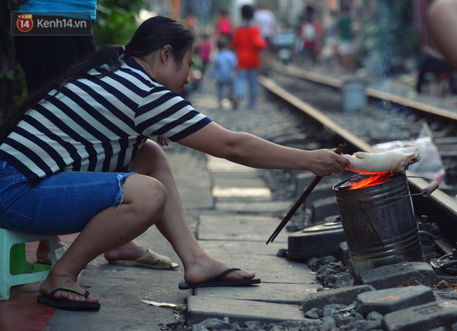 Hà Nội: Xóm đường tàu đẹp không kém làng cổ Thập Phần, Đài Loan - Ảnh 8.