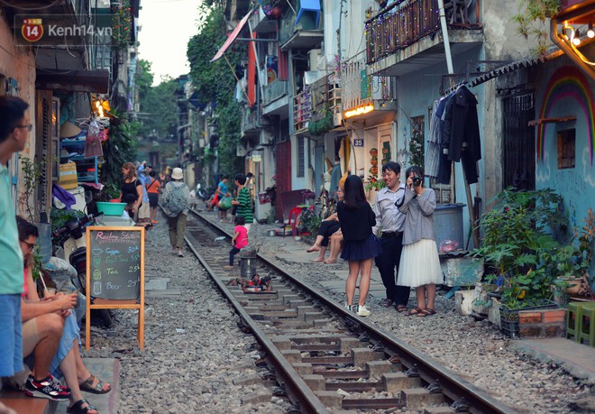 H&agrave; Nội: X&oacute;m đường t&agrave;u đẹp kh&ocirc;ng k&eacute;m l&agrave;ng cổ Thập Phần, Đ&agrave;i Loan - Ảnh 1.