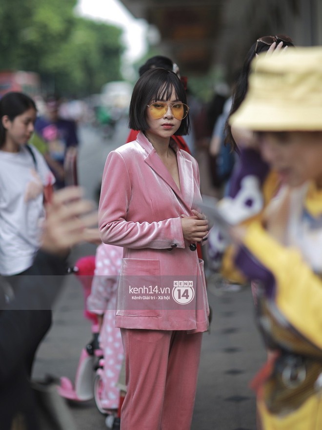 Street style VIFW ngày 3: Áo mưa, khăn quàng đỏ được các bạn trẻ trưng dụng, có người còn khiến bạn nghĩ đến Diên Hi Công Lược - Ảnh 7.